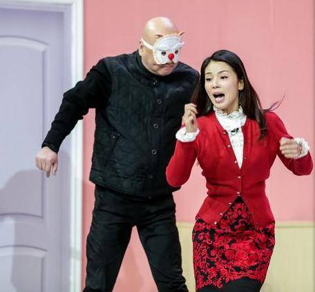 51岁郭冬临和妻子生活近照,娇妻不过30岁,两人低调幸福