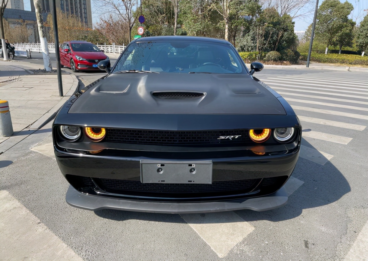 花185万买道奇挑战者,8缸地狱猫3秒破百,车主:不信空气动力学