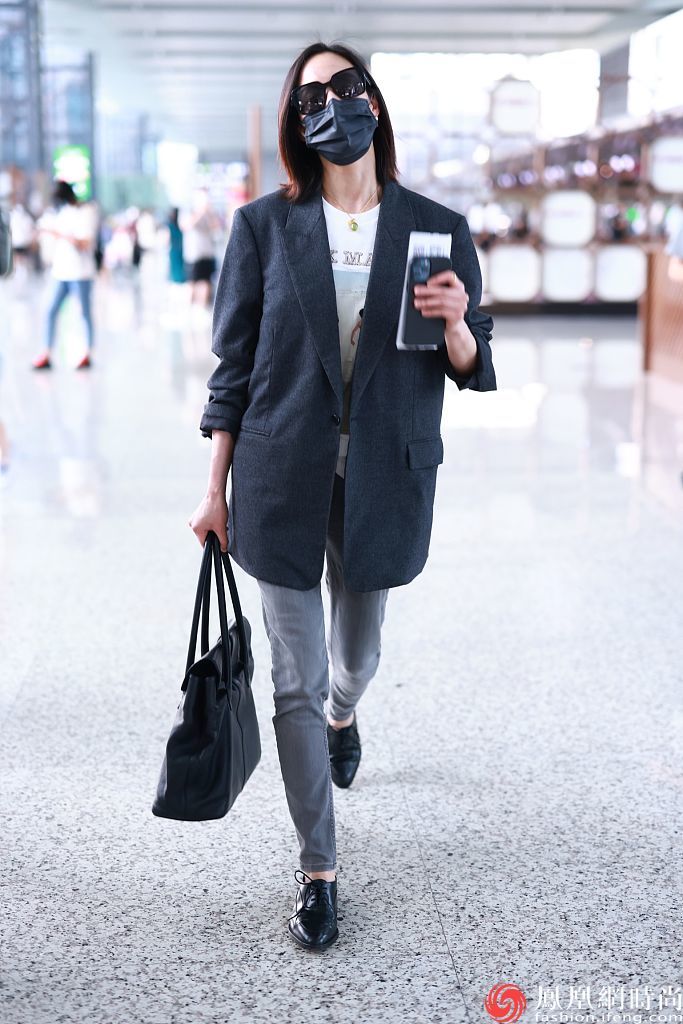 打开凤凰新闻,查看更多高清图片2021年9月6日,上海,张钧甯机场街拍.