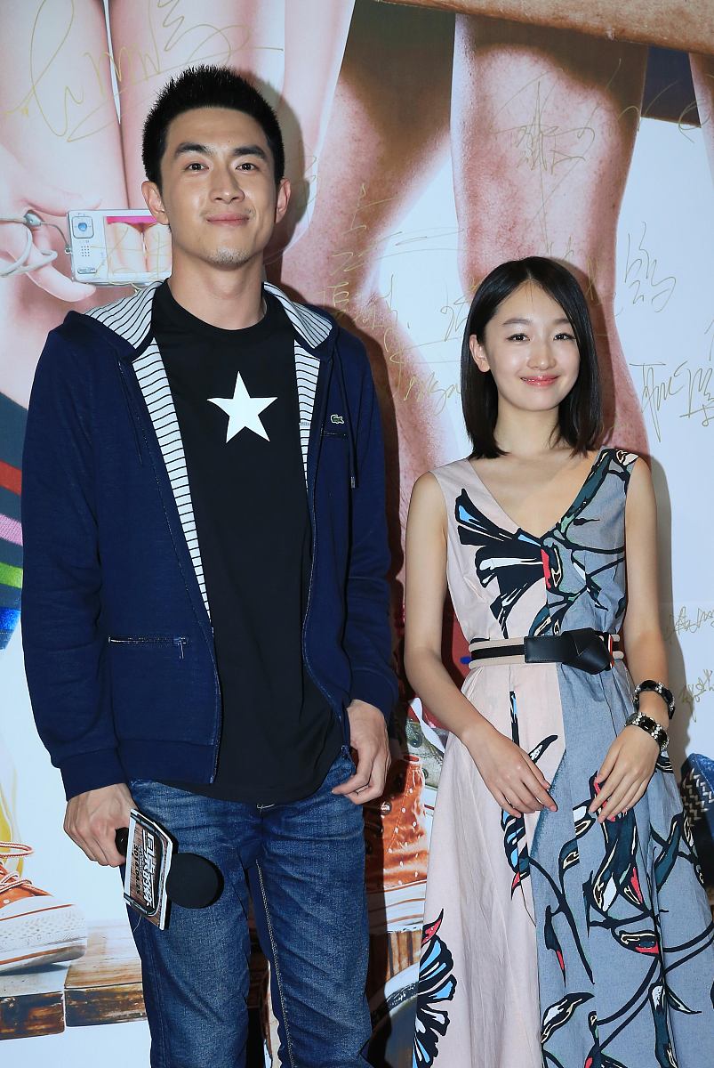 周冬雨和林更新站在一起,还挺有cp感的,最萌身高差!