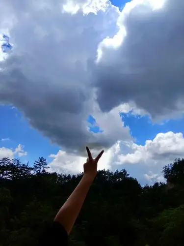 好大一把剪刀手.裁一片云彩挂头顶,遮阳.