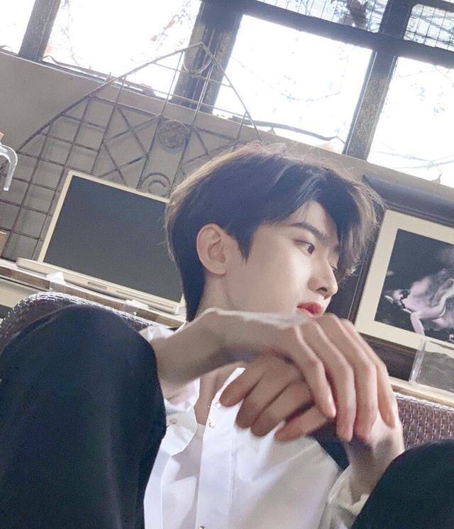 蔡徐坤的西装造型也非常迷人,融合了男孩和男人的气质,既霸气又温柔.