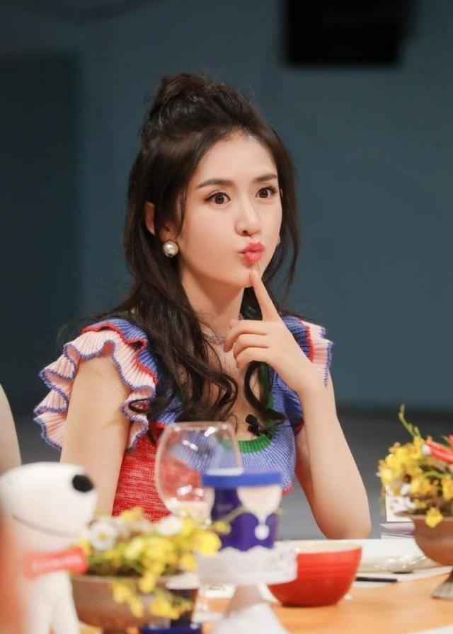 不同叫谢娜,别人家的双胞胎穿一样的衣服,她却反着来_孩子_宝宝_妈妈