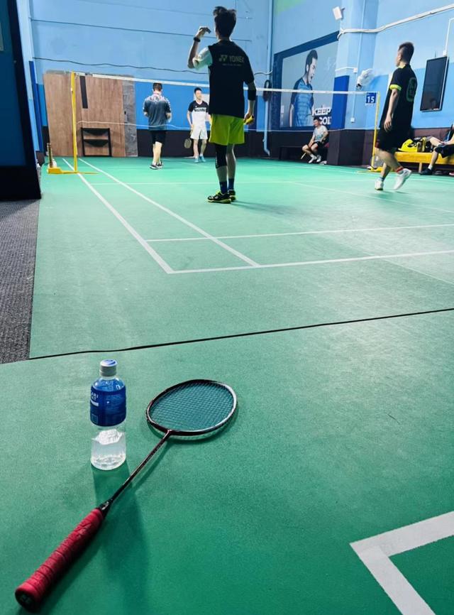 努力的去打羽毛球的幸福