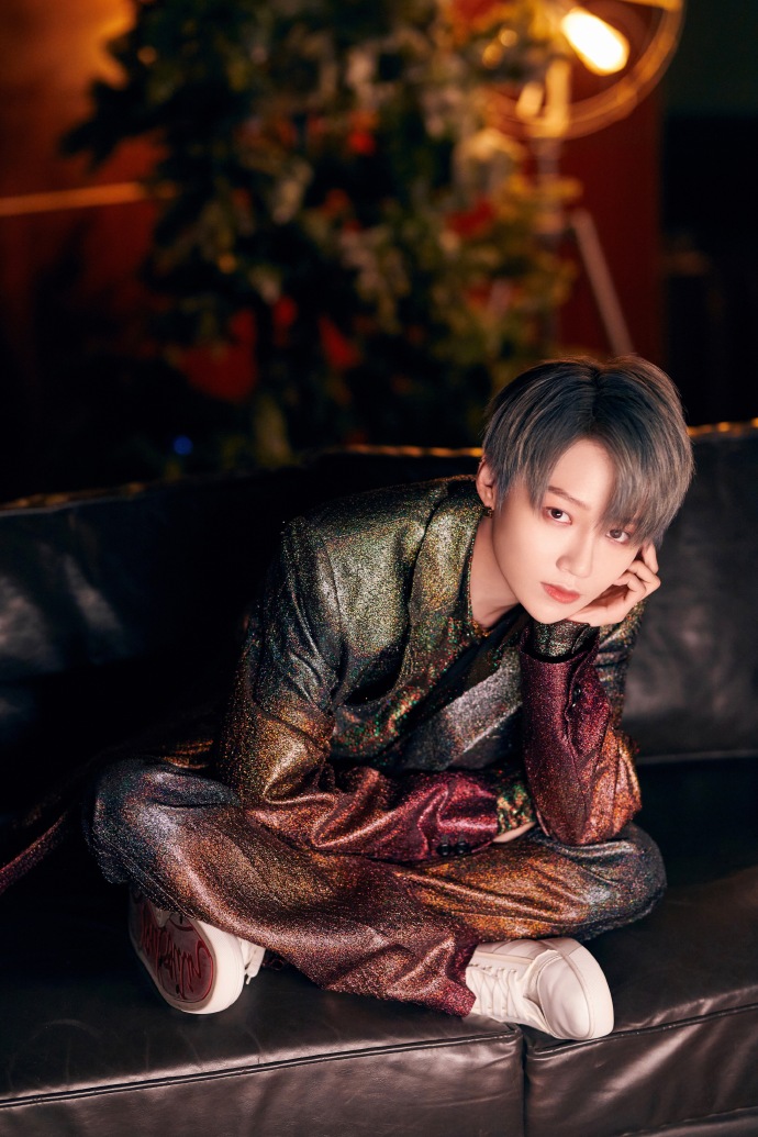 刘雨昕七彩流光造型#@the9-刘雨昕最新圣诞造型大片释出,七彩流光