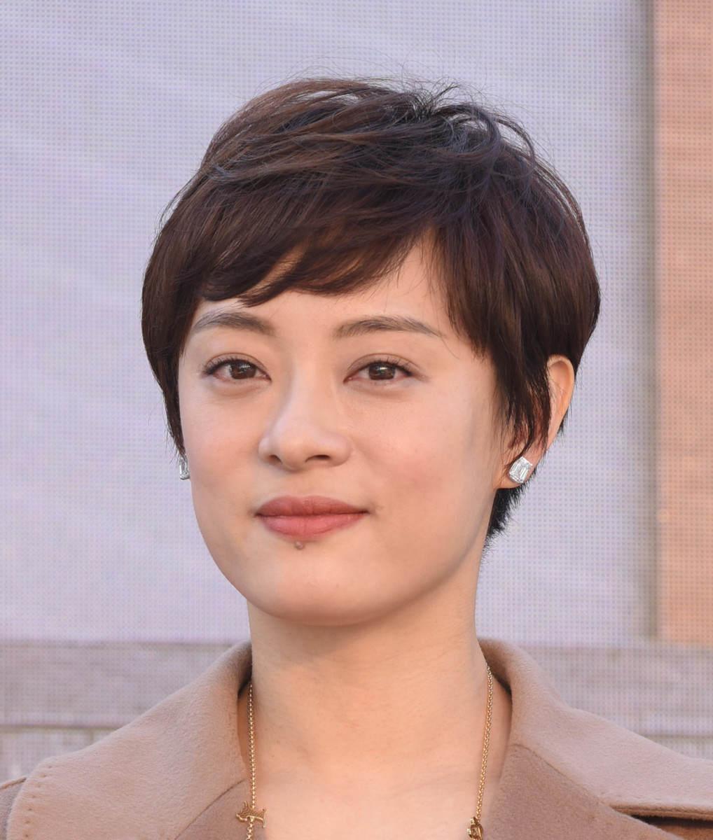 扁头适合什么发型,头扁的女生适合什么发型(头大脸大的女人别再踩雷了