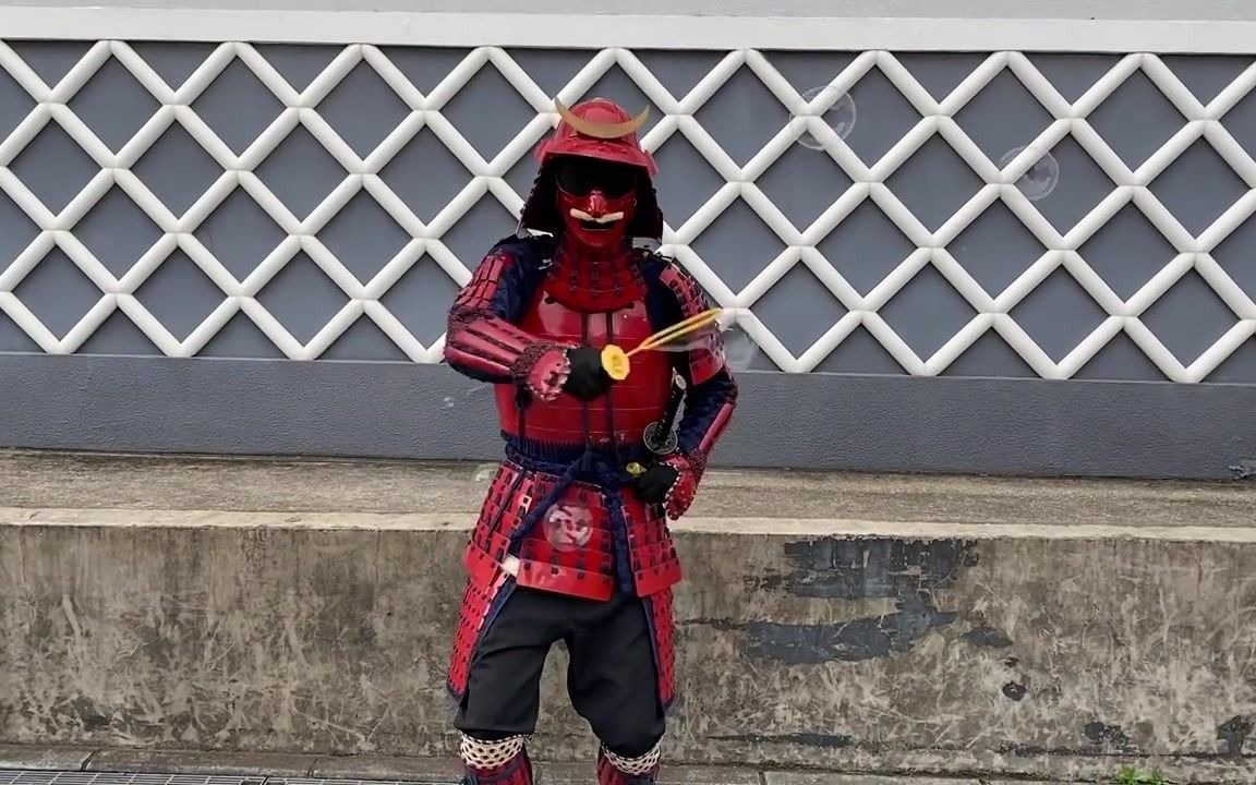 【恶搞】日本武士街头拔刀吓坏路人#2