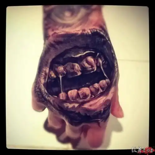 手背上纹了一幅恶心的大嘴图片 - 纹身吧