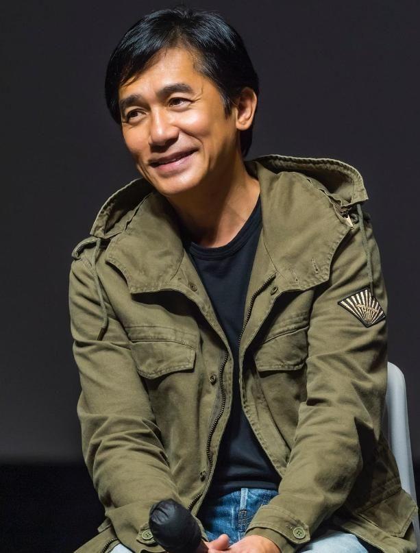 香港男星梁朝伟不仅长相帅气,精湛演技更让他多次夺下金马奖,香港金像