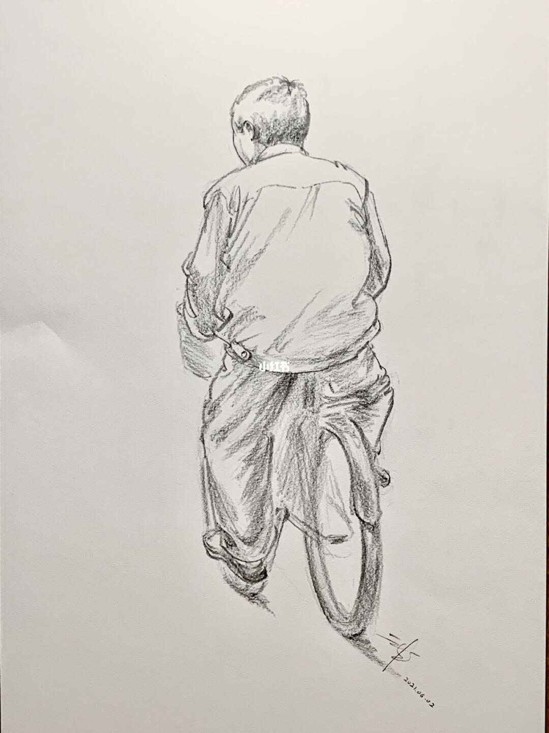 骑车老人的背影