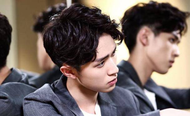 长相帅气的张逸杰,通过每天锻炼身体,让自己变回完美型男_健身_角色