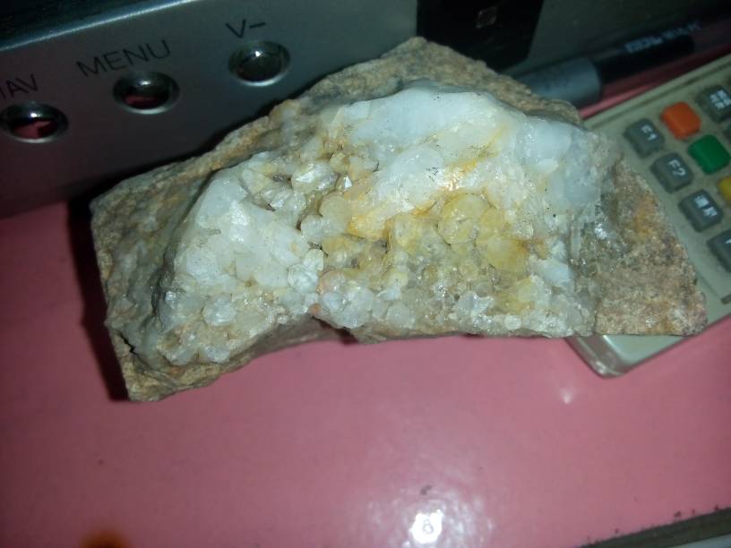 我有漂亮的石头 上面长满小石头像钻石 请问值钱吗