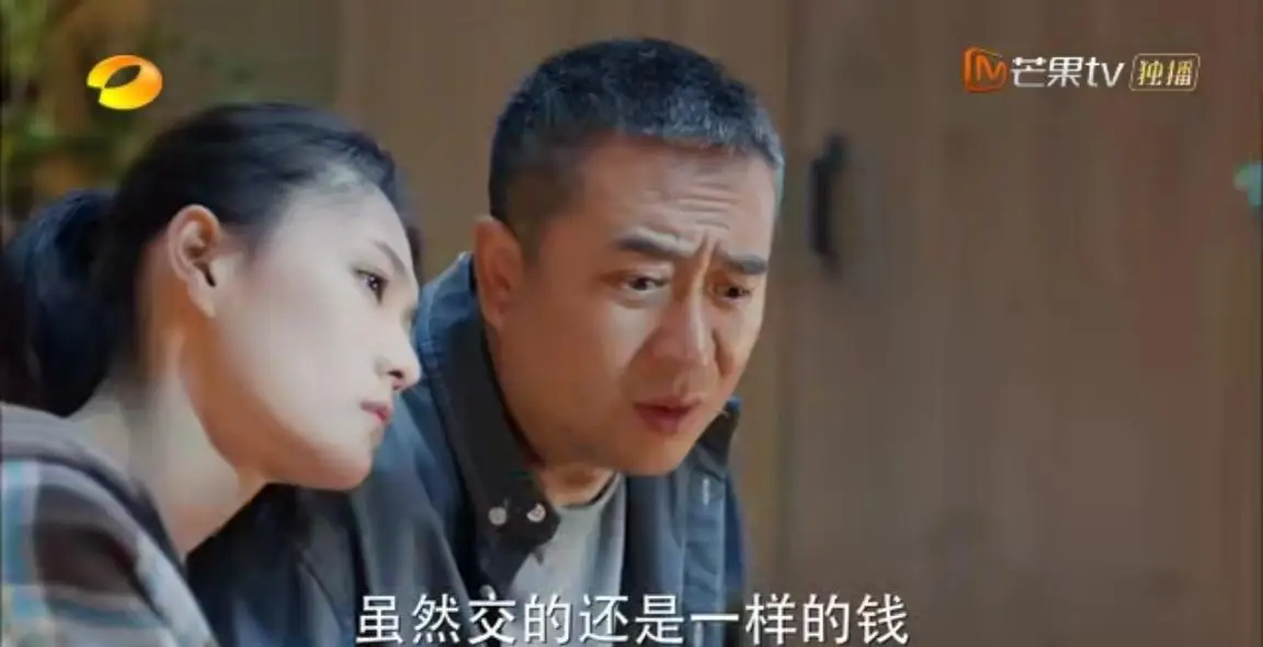 张嘉译驼着背从酒吧里走出去的