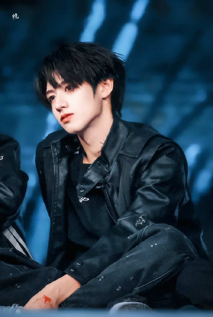 朱志鑫黑色皮衣##tf家族三代齿轮舞台