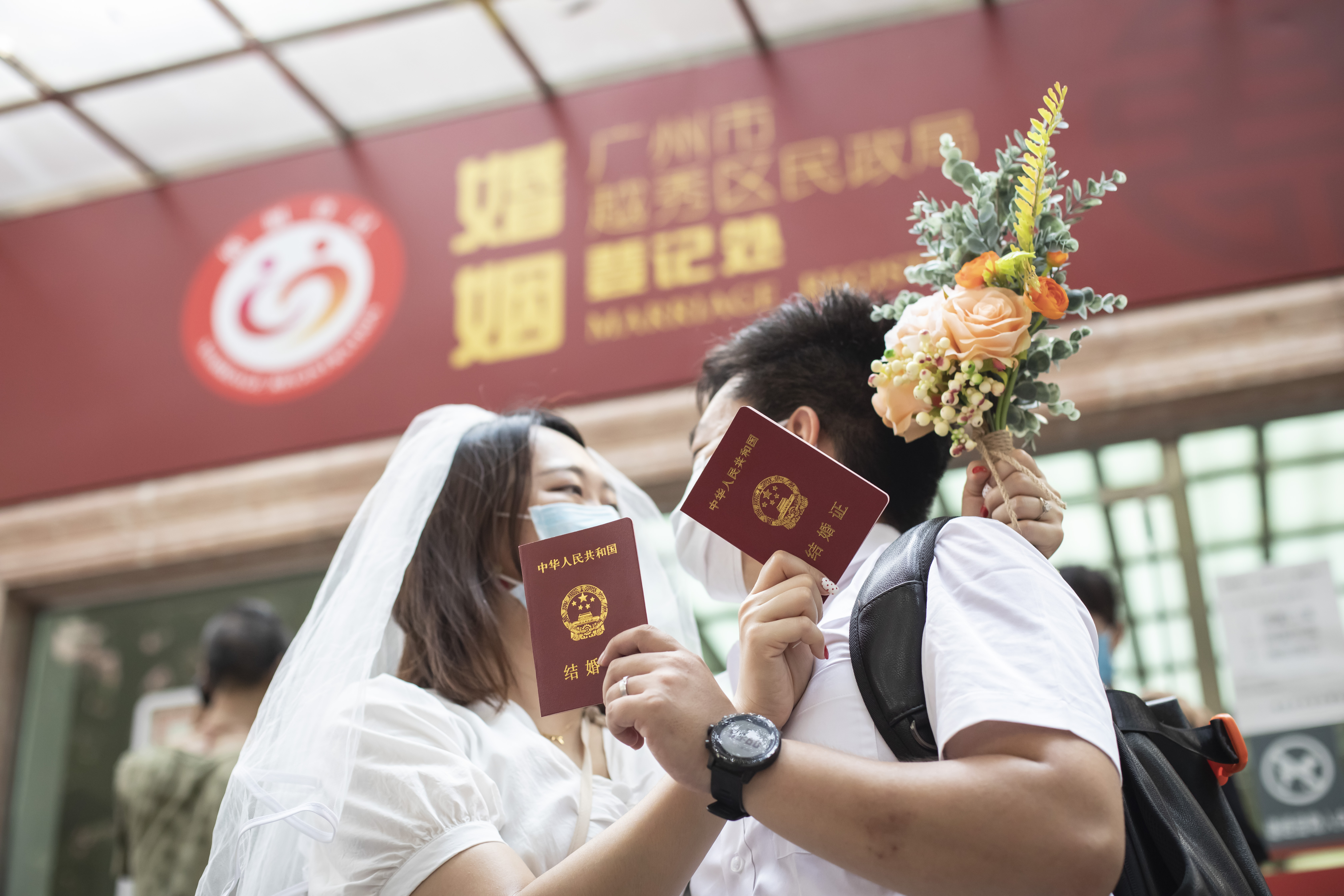 520,广州婚姻登记处上演一幕幕齁甜场景