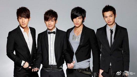 曾是飞轮海组合成员40岁结婚如今晒出与老婆登山合照十分甜蜜