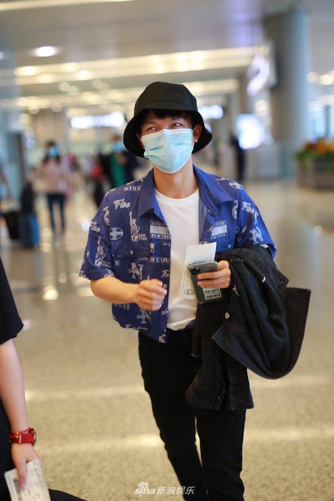 周深手机不慎摔地弯腰速捡 看到镜头变表情包可可爱爱