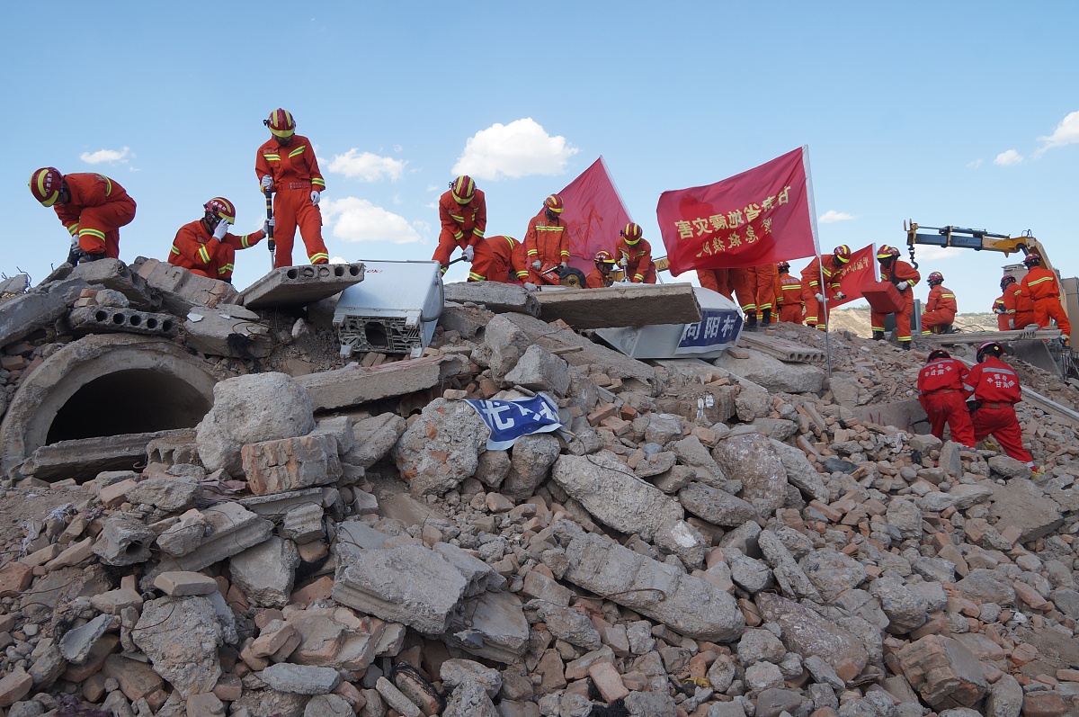92地震是一种自然灾害,发生时会造成建筑物,道路和桥梁等很多设施的