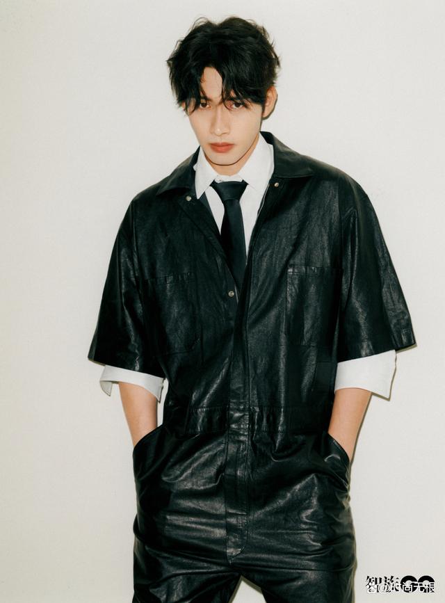 今天无根哥给大家带来的是,张彬彬秋季的穿搭呈现.