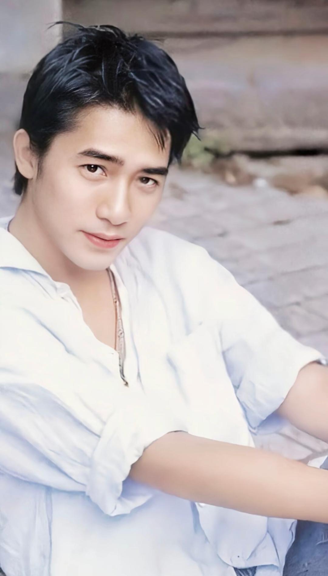 梁朝伟年轻时不是特别帅,属于大众脸,但是身上却散发出迷人的气质,这