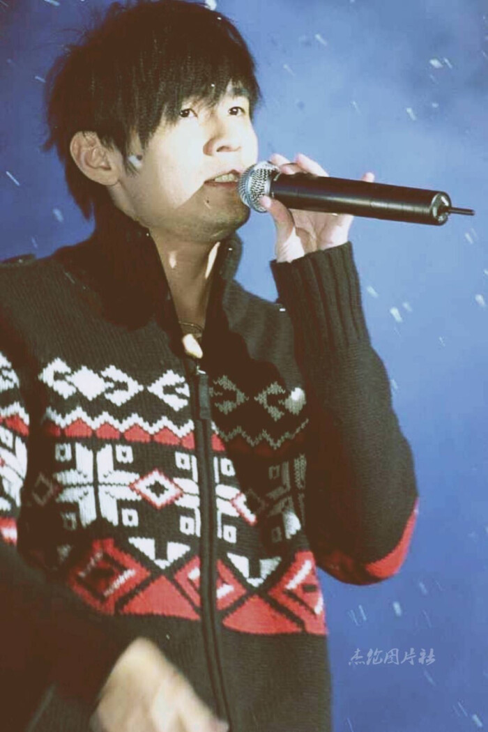 周杰伦 黑色毛衣