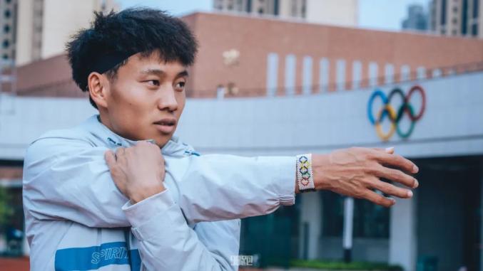 刚刚,何杰创造历史!