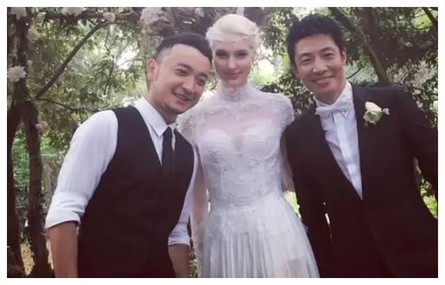 撒贝宁携双胞胎游西安妻子李白汉服惊艳夫妻对望神情浪漫