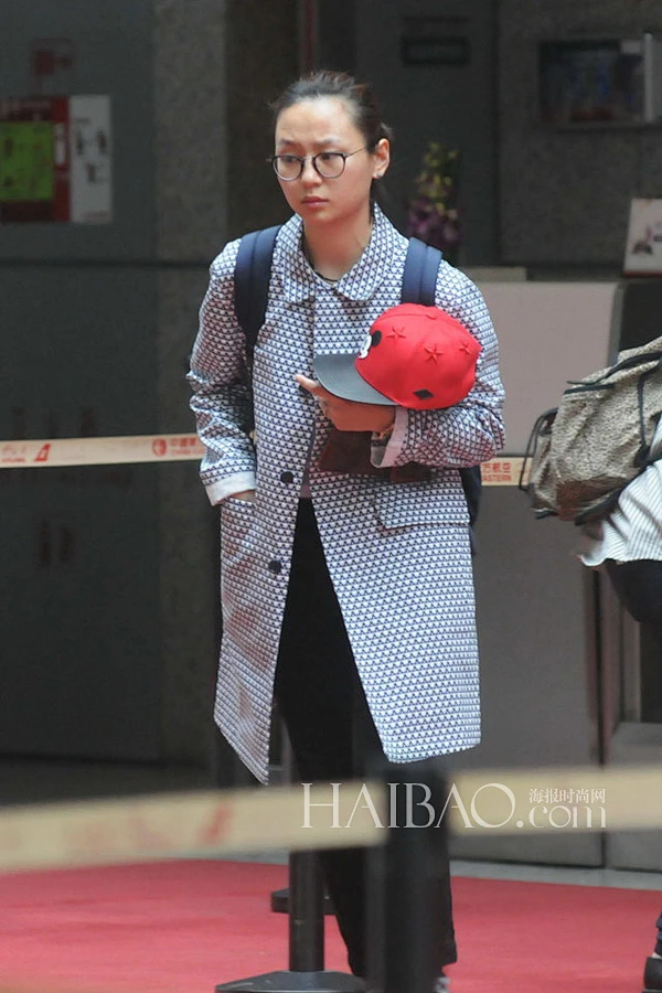 周笔畅素颜现身机场,身穿浅色风衣外套 长裤造型继续中性风