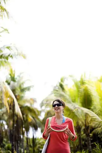 吃,微笑,竖图,室外,白天,留白,度假,幸福,棕榈树,西瓜,水果,哥斯达黎