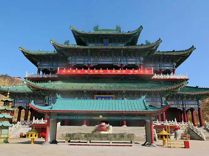 一座宫殿式的古建筑——玉仙宫,称得上玉楼金殿,宏伟壮观