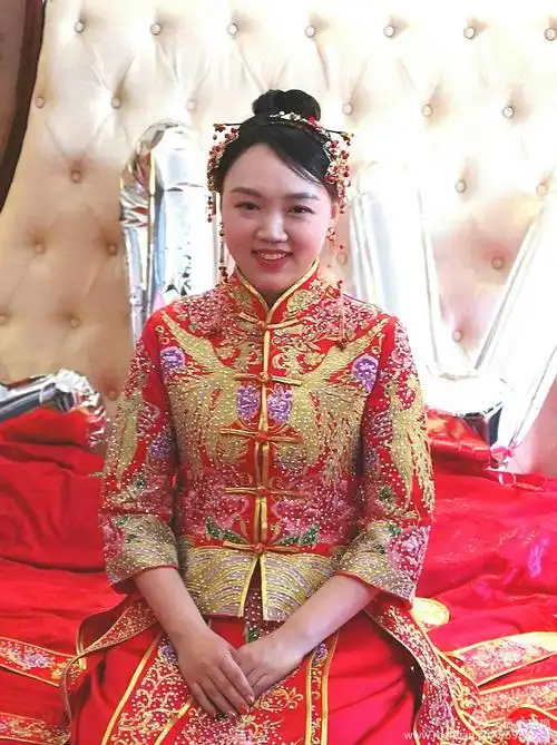 新娘子穿上盛装还是很漂亮的