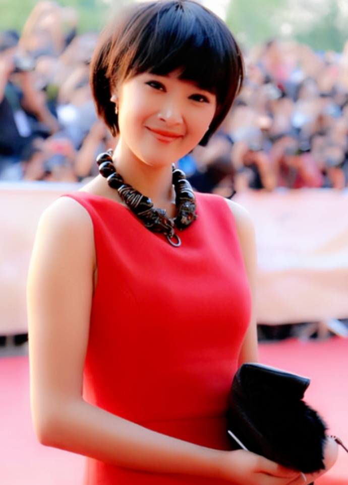 当时茹萍已经在演艺事业上有了一定的成绩,她的父亲是著名画家奚天鹰