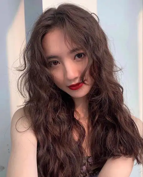 慵懒温柔法式卷发中长发妹子秋冬必烫发型