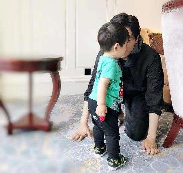 唐艺昕女儿大名曝光,一家三口"亲子名",网友笑言:父母是真爱_张若昀