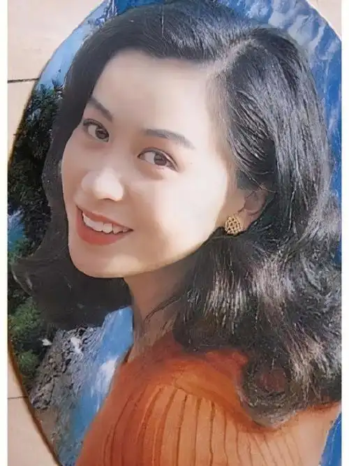 大众一直都说刘嘉玲不漂亮,但是年轻的时候明明也很美啊,记得第一次看