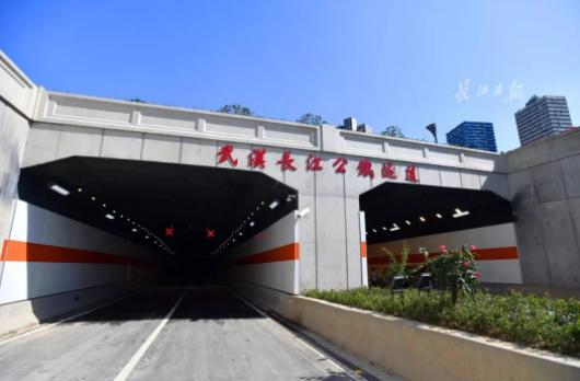 武汉长江隧道被誉为----万里长江第一隧