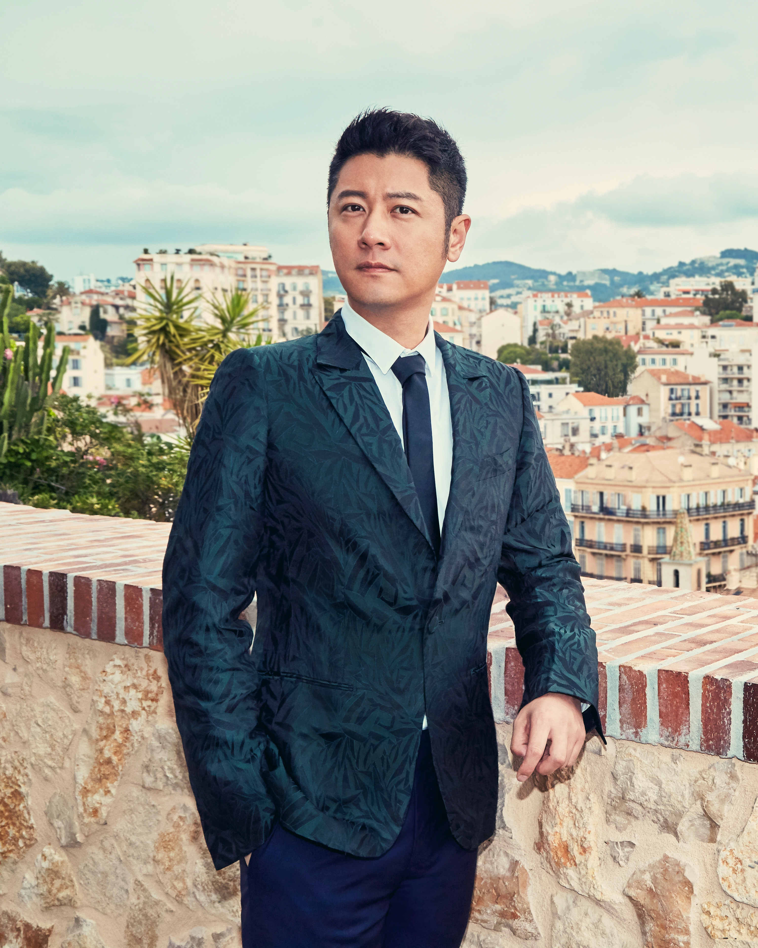 任重法国时尚写真曝光 印花西装演绎浪漫异国风情