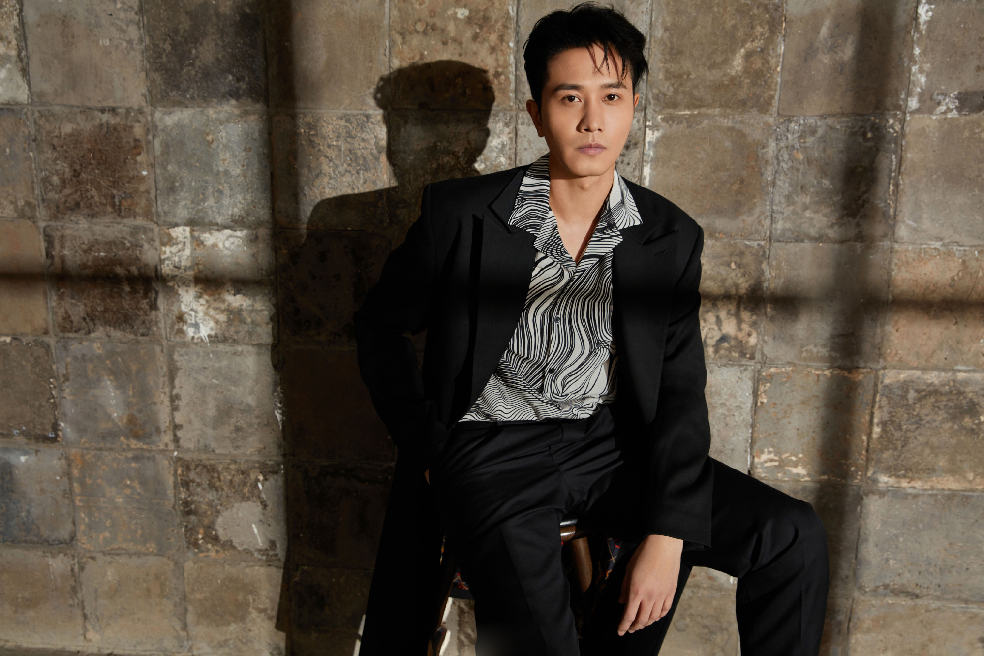 可以相信彭冠英的西装造型,光影氛围下传递着多种魅力_高清图集_新浪