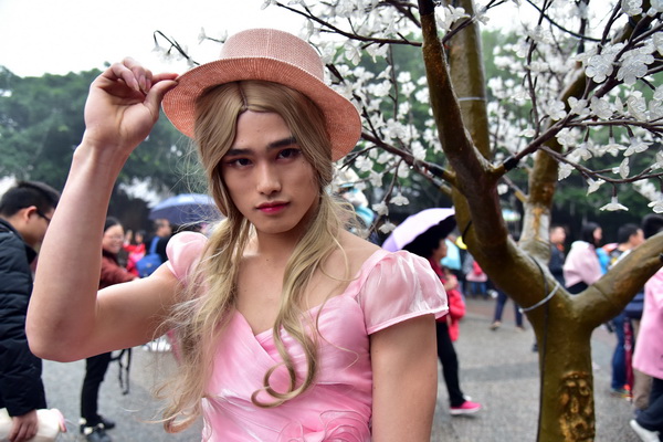 佛山2名异装僻男子为购优惠票男扮女装