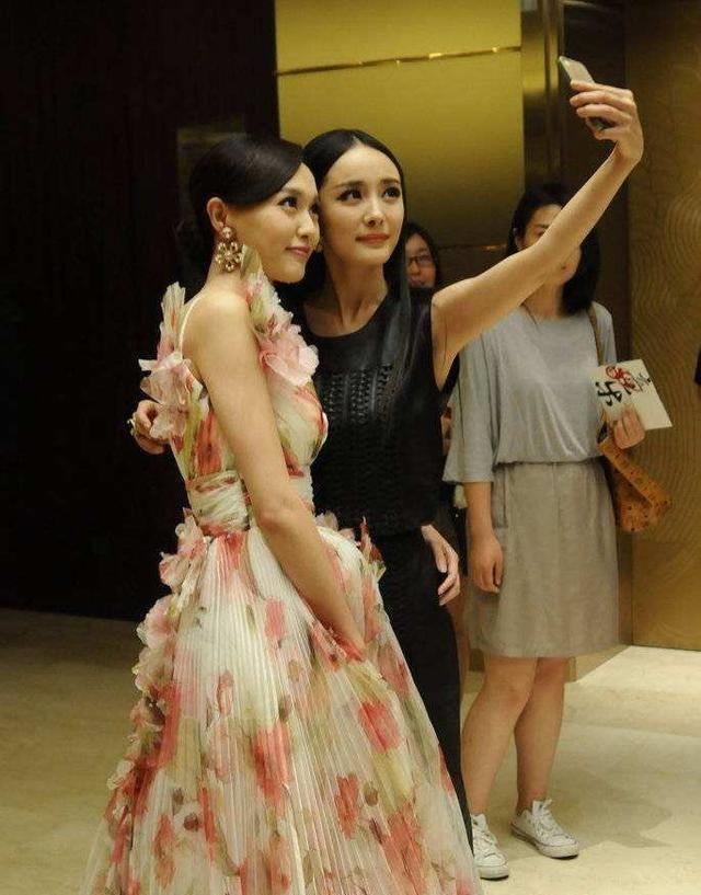 唐嫣是杨幂唯一的伴娘,亲手将捧花给了唐嫣,杨幂不出席唐嫣婚礼_工作