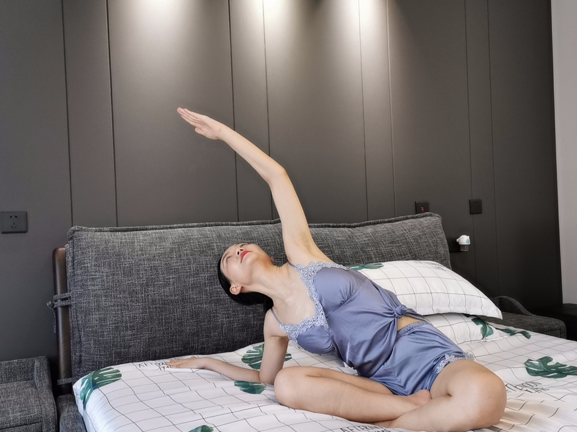 王子文瑜伽又有新高度,在桌子上秀高难度动作,好身材一览无余