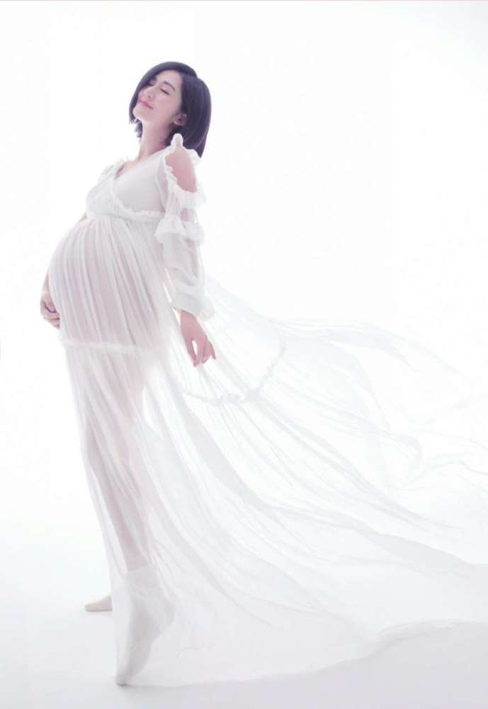 谢娜二胎大孕肚曝光!父母贴心来上海陪伴女儿,一家人低调外出就餐