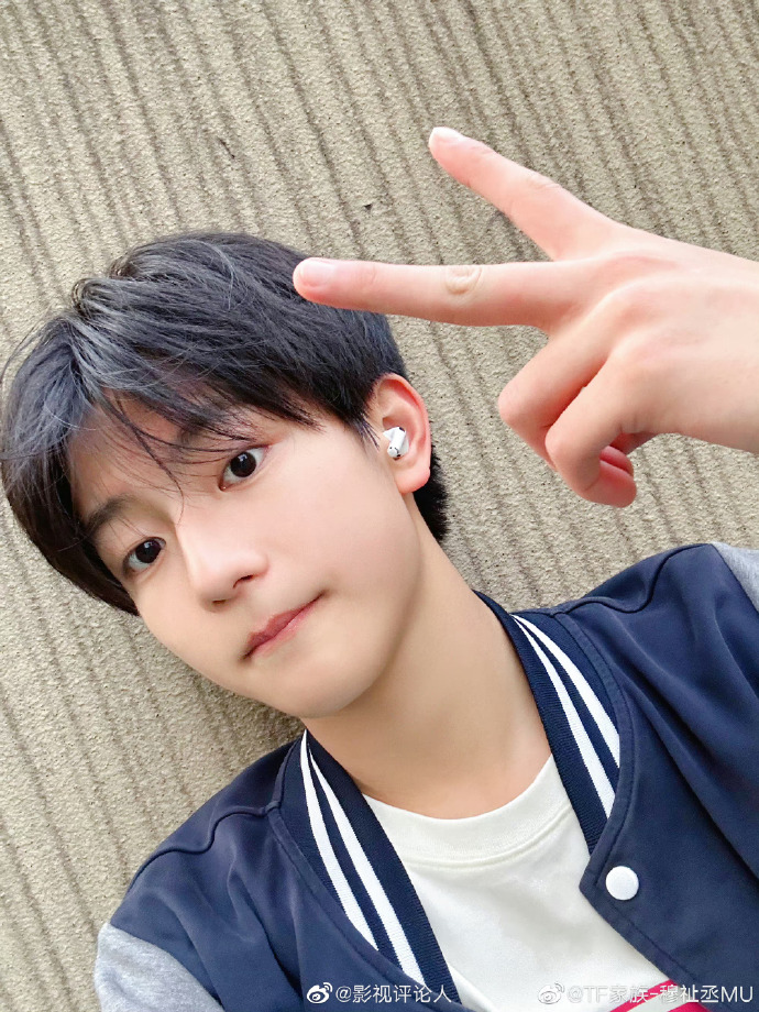 穆祉丞校服自拍