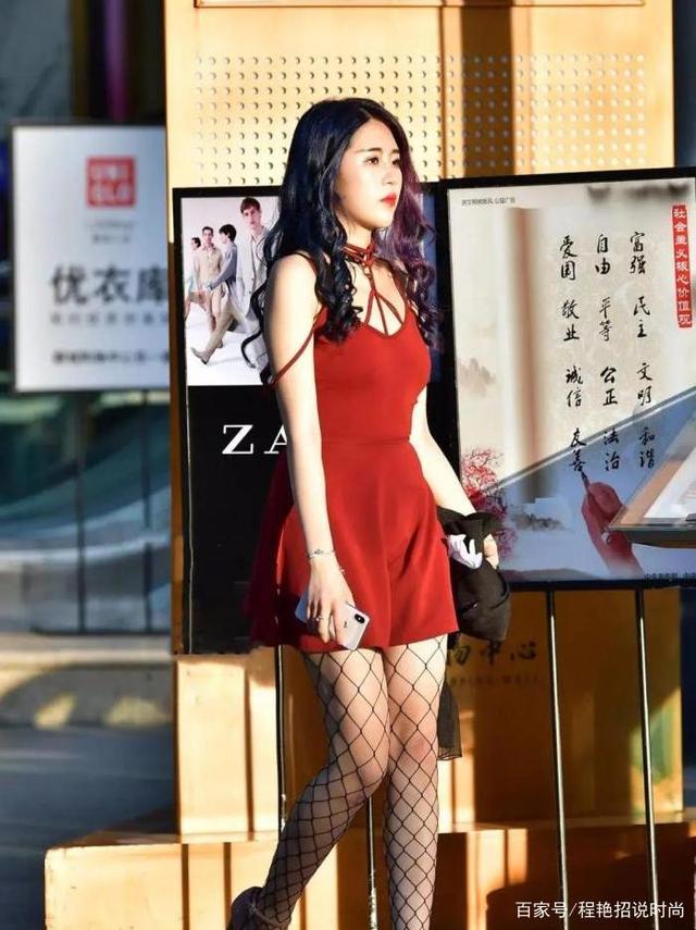 红裙子搭配黑色渔网袜,夏天最疯狂的女孩