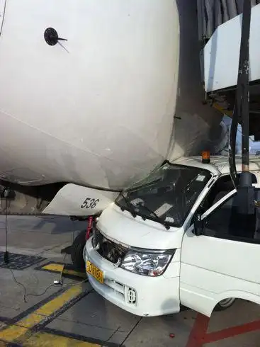 福建厦门机场惊现汽车撞飞机(图)
