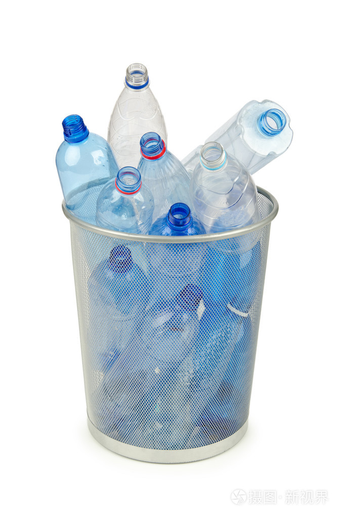 在白色的空塑料矿泉水瓶