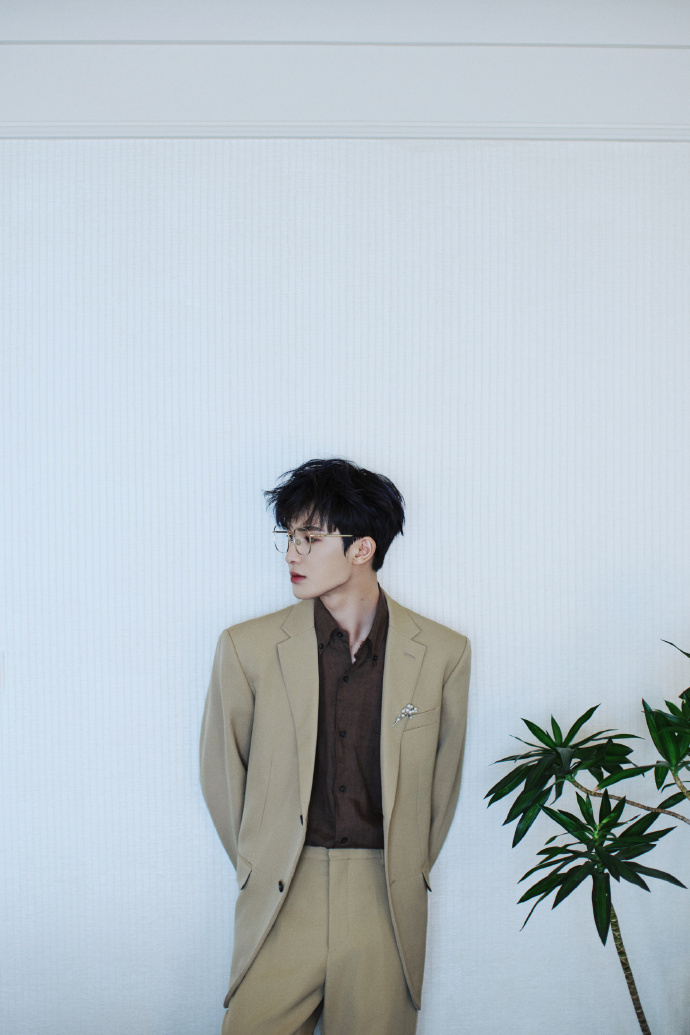 朱正廷美拉德配色西装