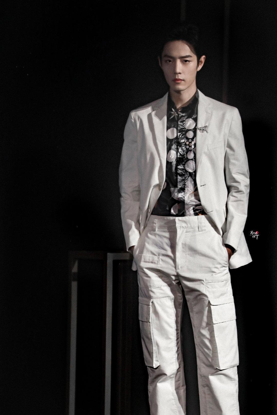 把白西装穿的这么好看_时候_战战_山雀