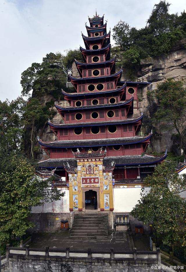 峨眉山,作为国家五a级景区,以其秀丽的山水风光和丰富的文化底蕴吸引