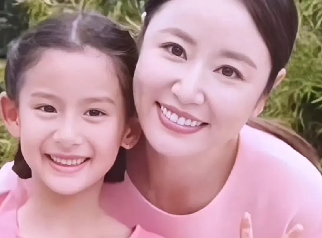 林心如的女儿,小海豚,天生丽质,犹如一颗闪耀的明珠.